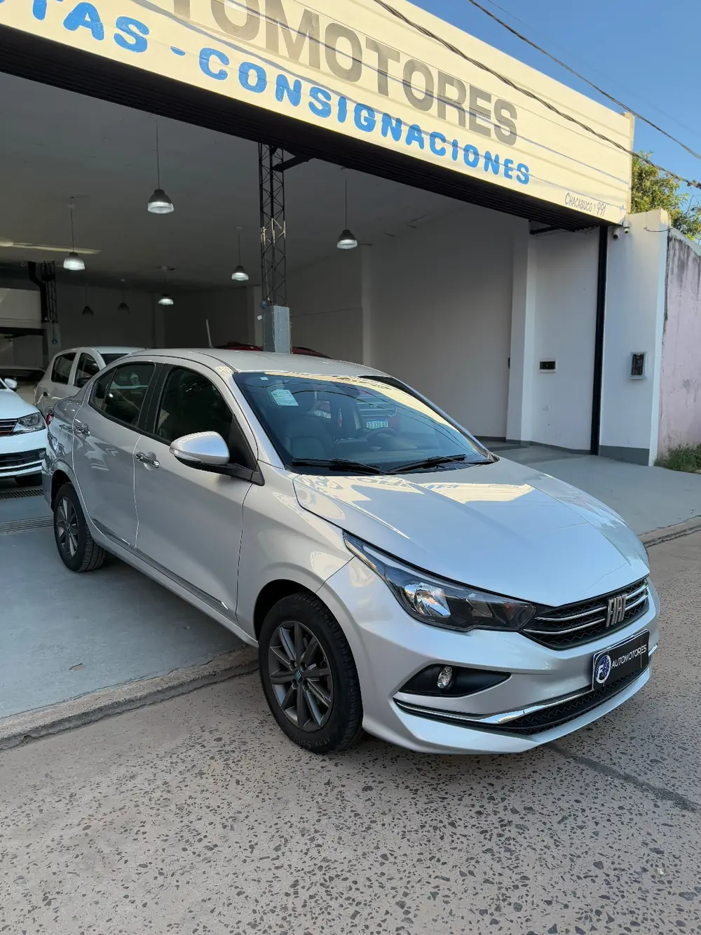 Fiat Cronos Stile 2023 frente al salón de FH Automotores