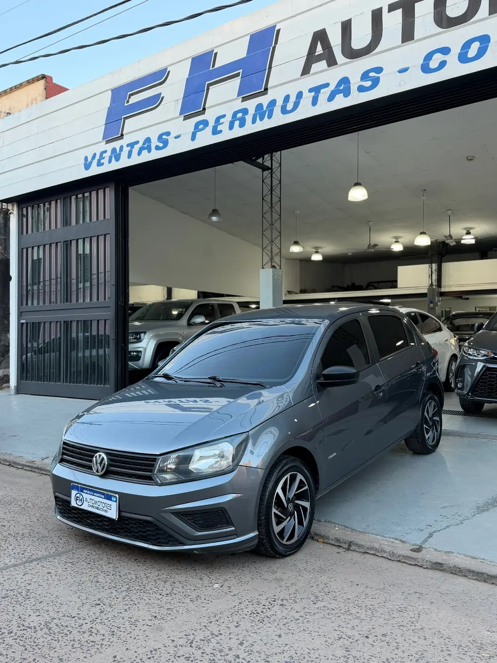 Volkswagen Gol Trend gris frente al salón de FH Automotores, en Av. Chacabuco 991